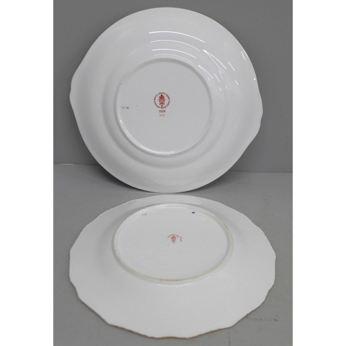 603 - A Royal Crown Derby 1128 cake serving plate and a 1128 pattern plate, 22.5cm