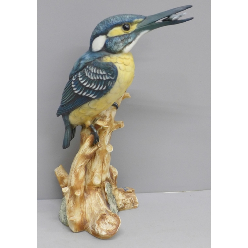 607 - A Capodimonte model of a kingfisher, with Neapolitan stamp, 24cm