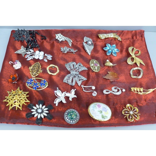 617 - Twenty-eight costume brooches