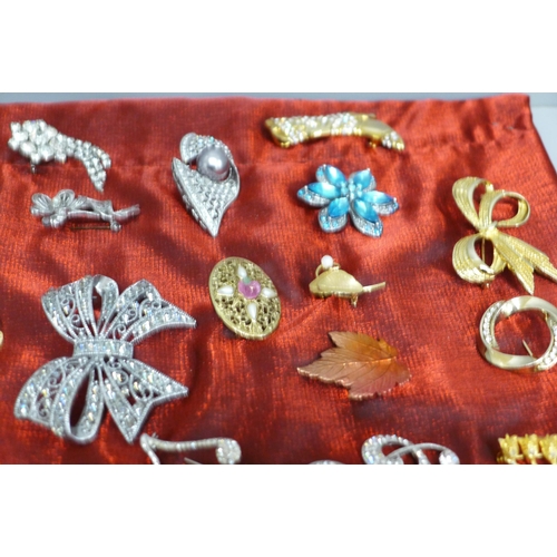 617 - Twenty-eight costume brooches