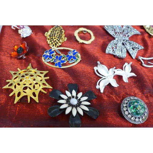 617 - Twenty-eight costume brooches