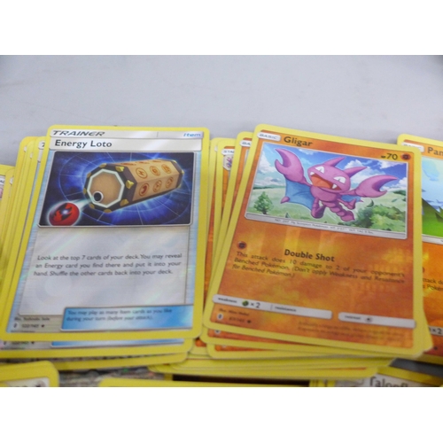 626 - 250 Reverse holographic Pokemon cards, 2017