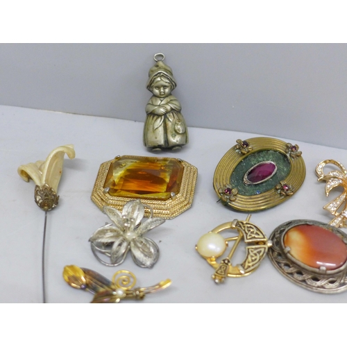 628 - A collection of vintage costume brooches, rings, etc., including some named examples, Miracle, Sphin... 