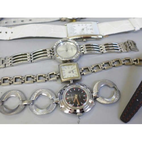 661 - A Timex Ironman Triathlon watch, other lady's and gentleman's watches and a vintage Seiko wristwatch... 