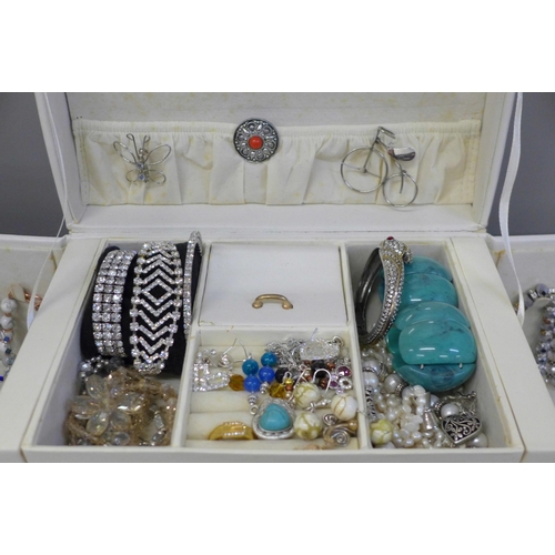 667 - A box of costume jewellery