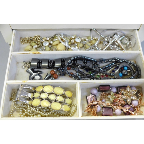 667 - A box of costume jewellery