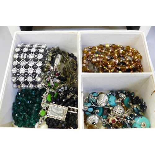 667 - A box of costume jewellery