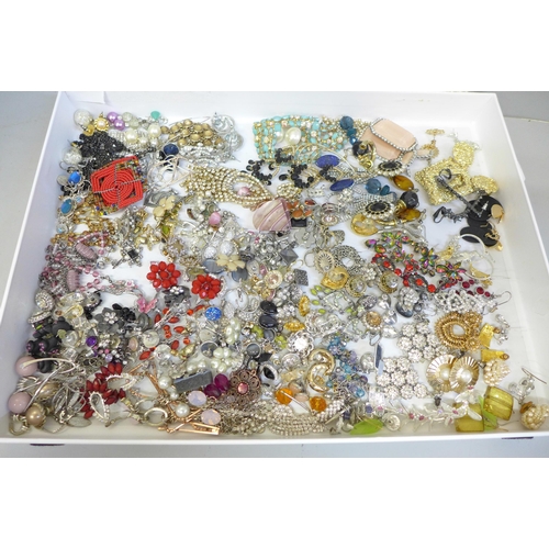 670 - Over 100 pairs of earrings for pierced ears