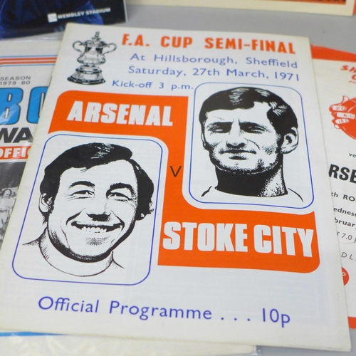 687 - Football memorabilia; Arsenal FA Cup programmes, including 1971, 1978 and 1993 Fiinals, 2nd, 3rd and... 