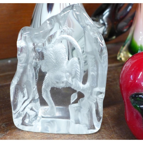 699 - Nine items of glass including Murano cat, owl, apple and chilli pepper