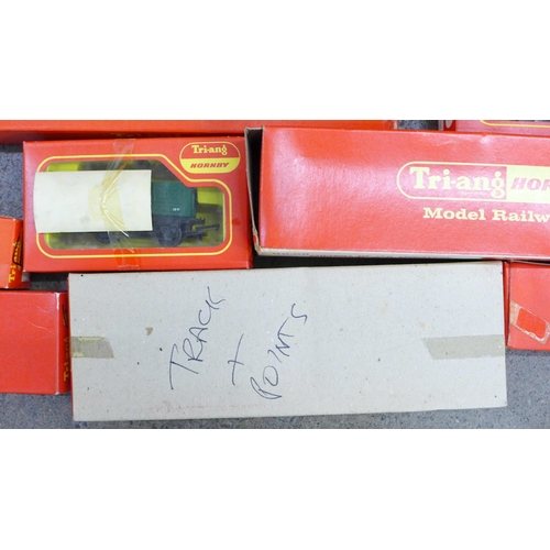 733 - A box of 00 gauge Tri-ang Railways including assorted wagons, rolling stock, track, outbuildings, et... 