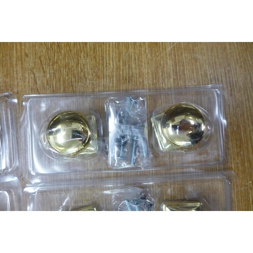 2013 - A box of 40 brass cupboard/drawer knobs