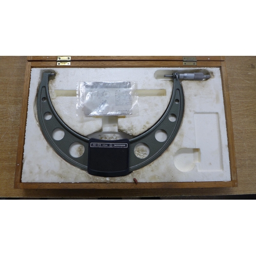 2030 - A Mitutoyo Outside micrometer 250-275 in case, large * This lot is subject to VAT