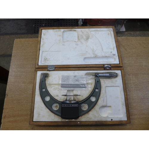 2037 - A Mitutoyo micrometer 175-200 in case - medium * This lot is subject to VAT