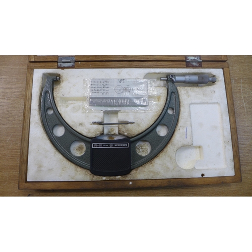 2037 - A Mitutoyo micrometer 175-200 in case - medium * This lot is subject to VAT