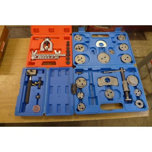 2042 - A universal brake caliper piston reset kit, brake line flaring tools x2 * This lot is subject to VAT