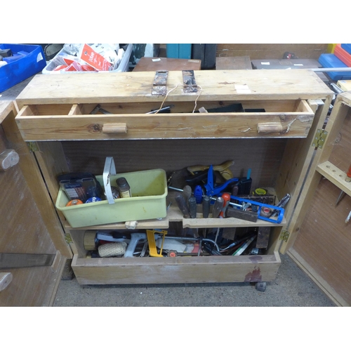 2053 - A carpenter's tool chest and woodworking tools including saws, screw drivers, sprit level, chisels e... 