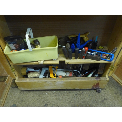 2053 - A carpenter's tool chest and woodworking tools including saws, screw drivers, sprit level, chisels e... 