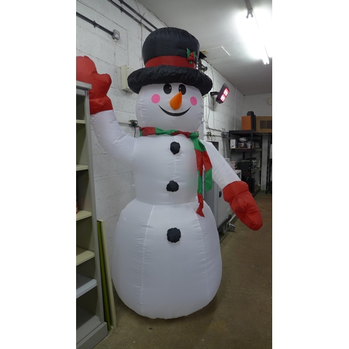 2279 - An inflatable snowman