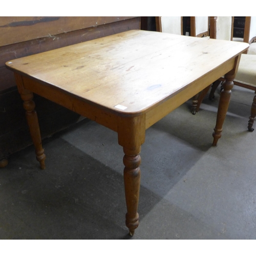 110 - A Victorian pine scrub top farmhouse kitchen table