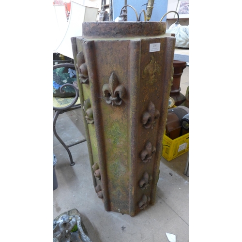 276 - A Victorian fleur de lys terracotta chimney-pot