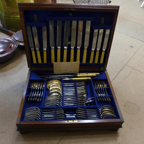 323 - An oak cased E.P.N.S canteen of cutlery with faux ivory handles