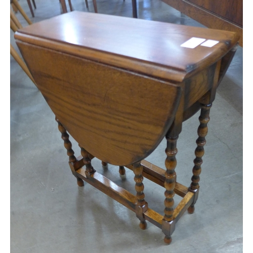 91 - A small oak bobbin turned gateleg occasional table