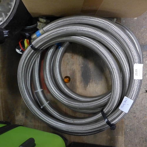 2539 - 2 Steel braided high pressure hoses (86 bar) - approx. 8ft long