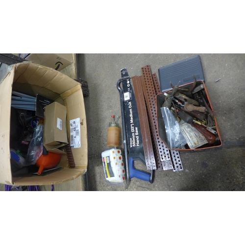 2541 - A box of assorted tools including a saw, fence defenders, a Stanley plane, knee pads, vintage tools,... 