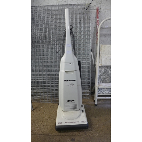 2189 - A Panasonic MC-E468 super lightweight 1600w vacuum cleaner