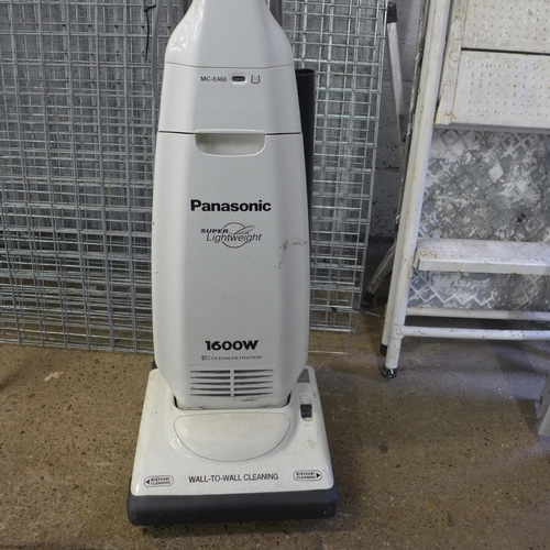 2189 - A Panasonic MC-E468 super lightweight 1600w vacuum cleaner