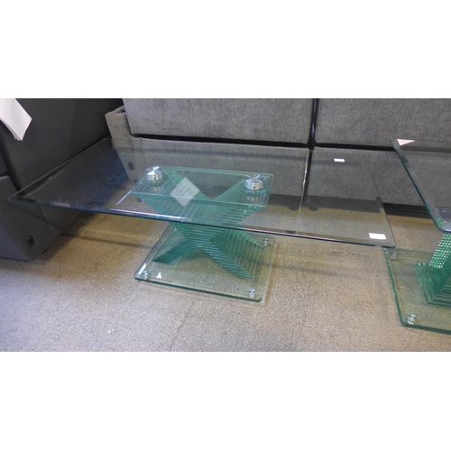 1540 - A designer heavy glass 'x' base coffee table - slightly chipped