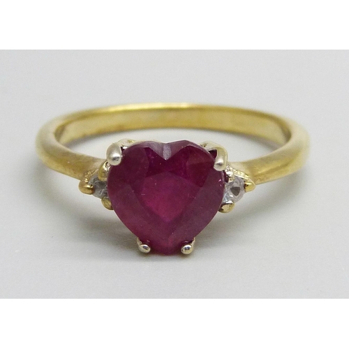 1047 - A silver gilt and ruby ring, S