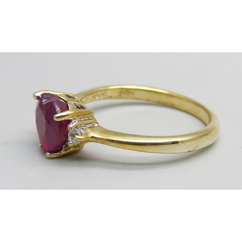 1047 - A silver gilt and ruby ring, S