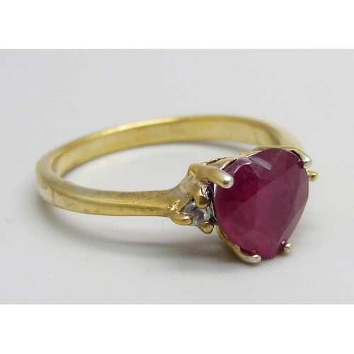 1047 - A silver gilt and ruby ring, S