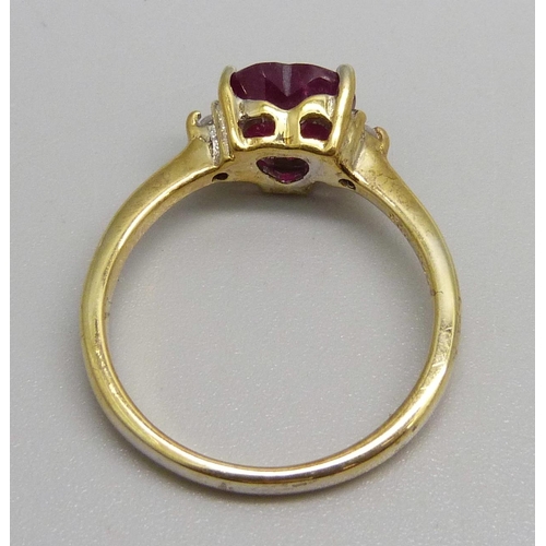 1047 - A silver gilt and ruby ring, S