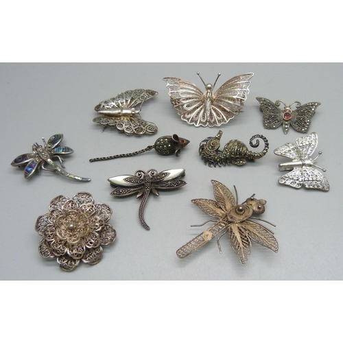 1063 - A collection of brooches including silver, filigree, butterflies, dragonfly, a mouse, etc.