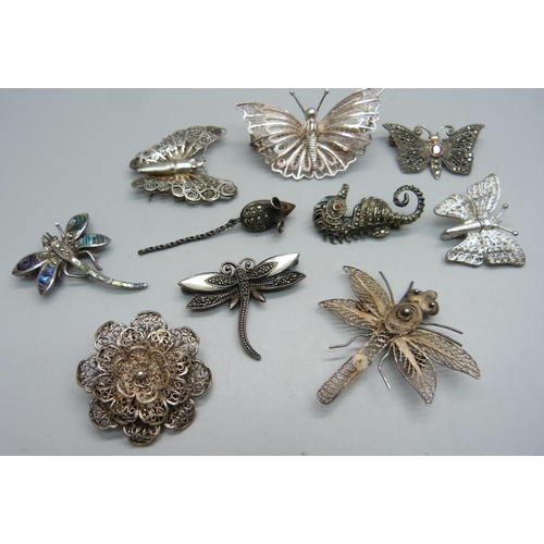 1063 - A collection of brooches including silver, filigree, butterflies, dragonfly, a mouse, etc.