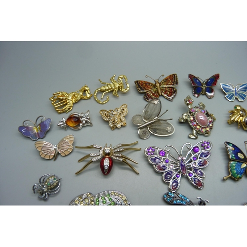 1068 - Twenty-four butterfly and animal brooches