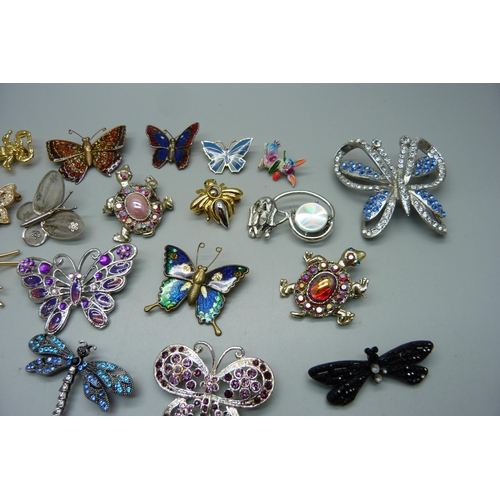 1068 - Twenty-four butterfly and animal brooches