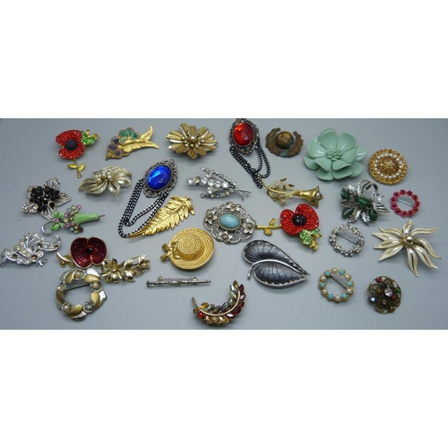 1069 - Thirty costume brooches