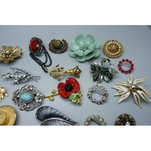 1069 - Thirty costume brooches