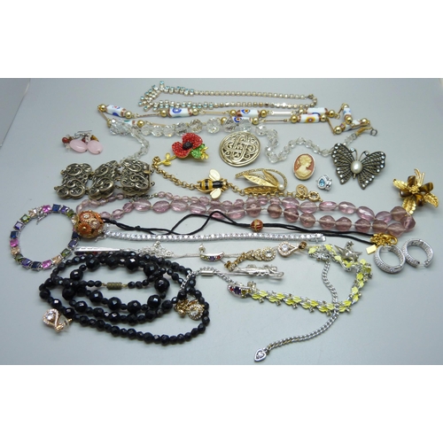 1072 - Costume jewellery