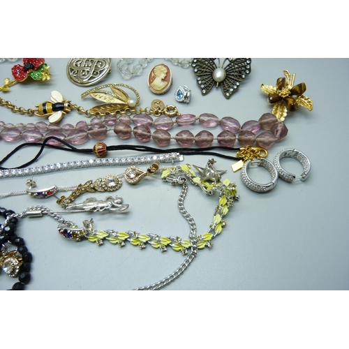 1072 - Costume jewellery