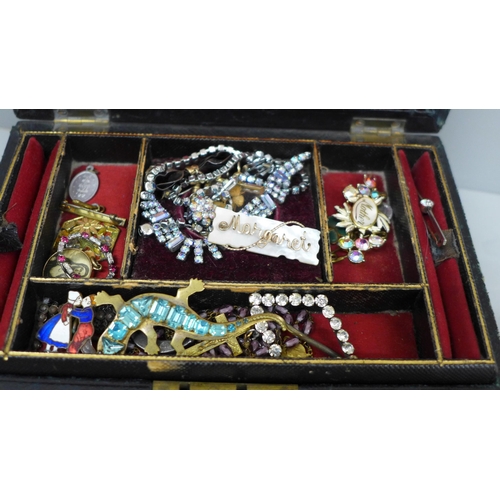 632 - A jewellery case of vintage jewellery