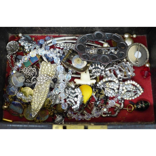 632 - A jewellery case of vintage jewellery