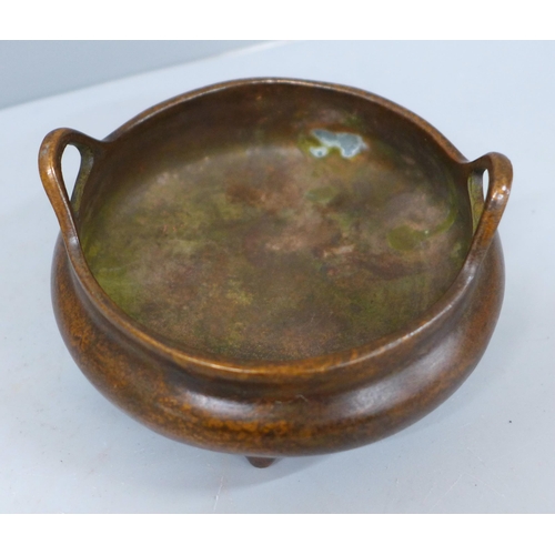 650 - A Chinese bronze incense burner censer, 9cm wide, four character mark to base