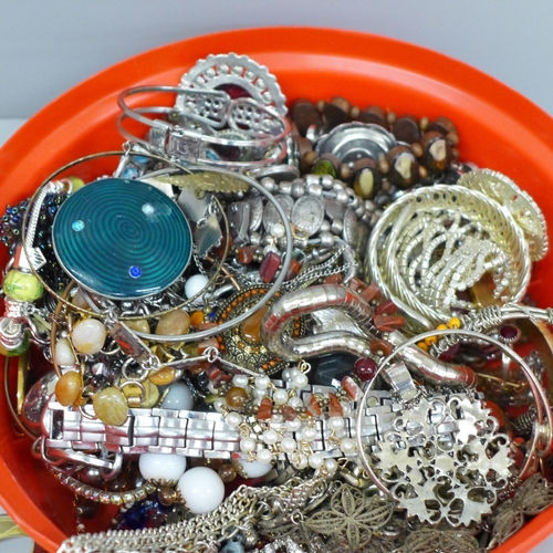 667 - A tub of costume jewellery