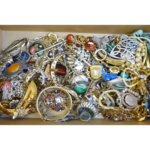 693 - A box of costume jewellery