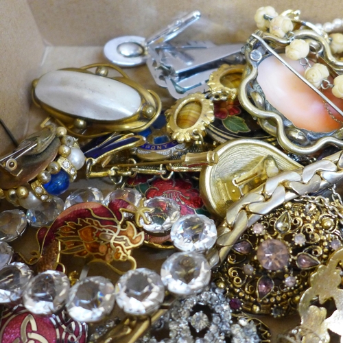 693 - A box of costume jewellery